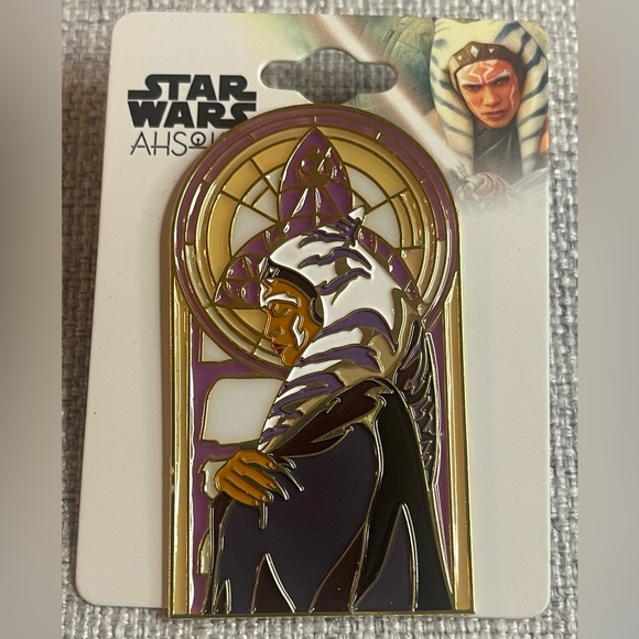 Star Wars Ahsoka Stained Glass Portrait Enamel Pin - Picture 3 of 4